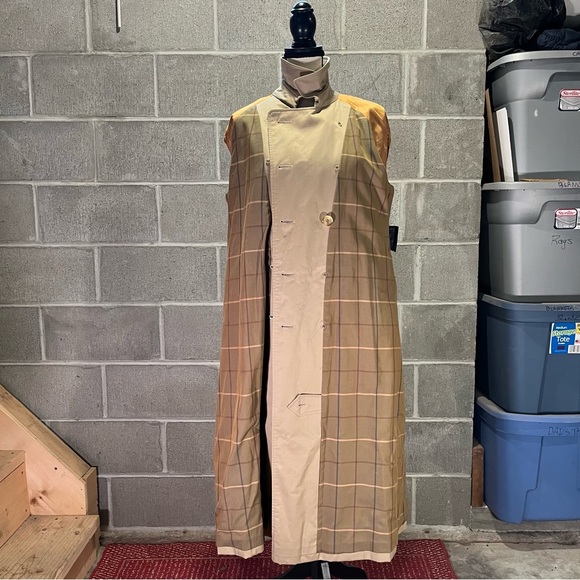 Burberry trench coat. - Picture 9 of 16